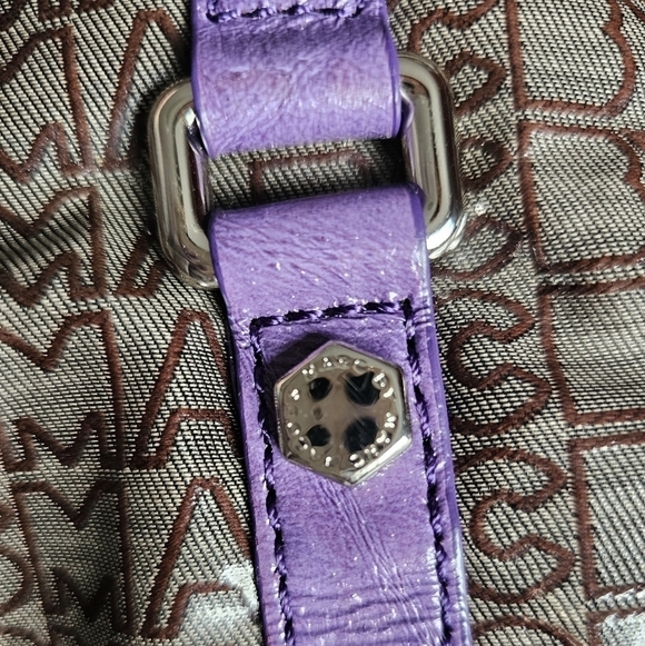 Large Marc Jacobs monograph puttering magnetic closure silver hardware. - Picture 5 of 7